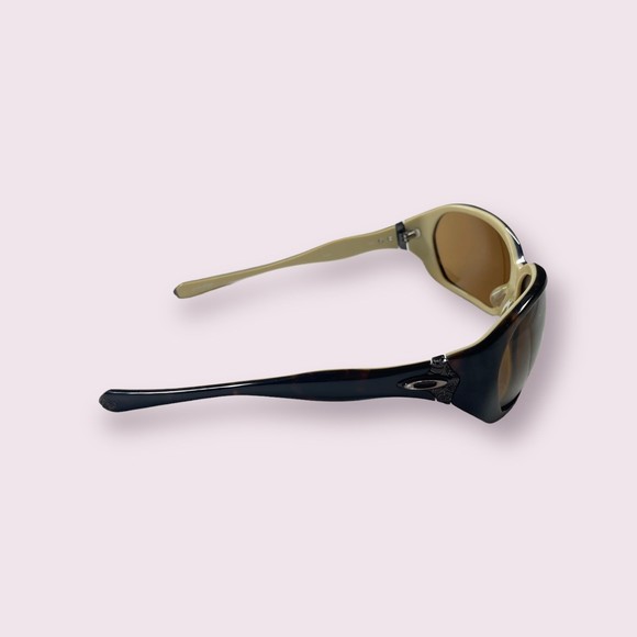 Oakley Betray‎ Oversized Brown Sunglasses main image 4